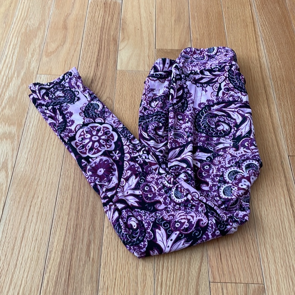 LulaRoe women’s one size legging with purple paisley print